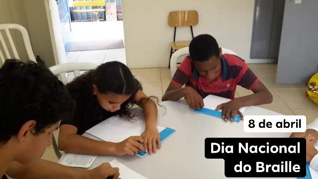 Foto mostra três crianças atendidas pela ADEVIC lendo Braille